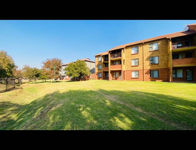 2 BEDROOM TOWNHOUSE FOR SALE IN CASTLEVIEW